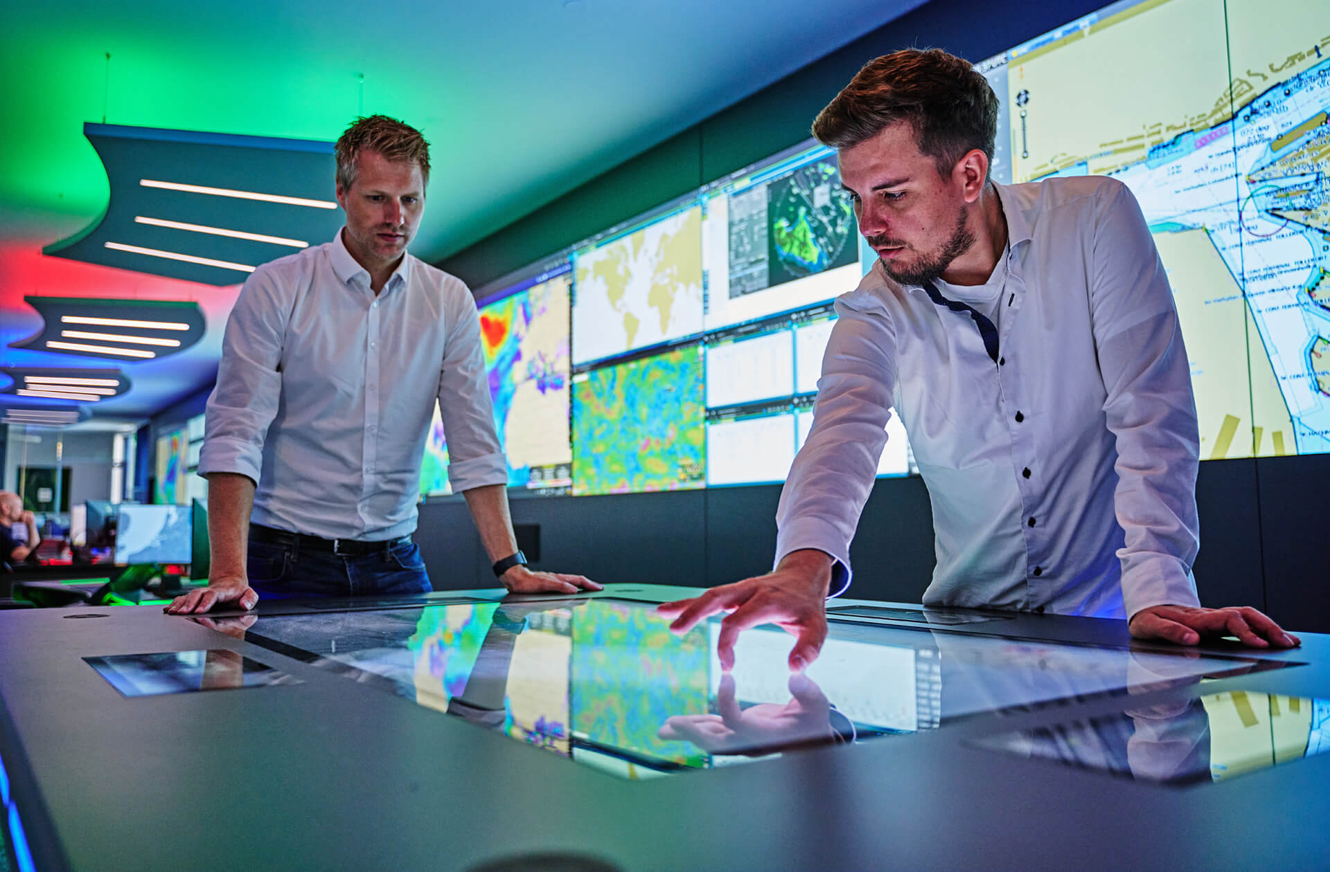 Leitstellenmöbel von JST Jungmann Systemtechnik – die technische und ergonomische Kontrollraum-Einrichtung