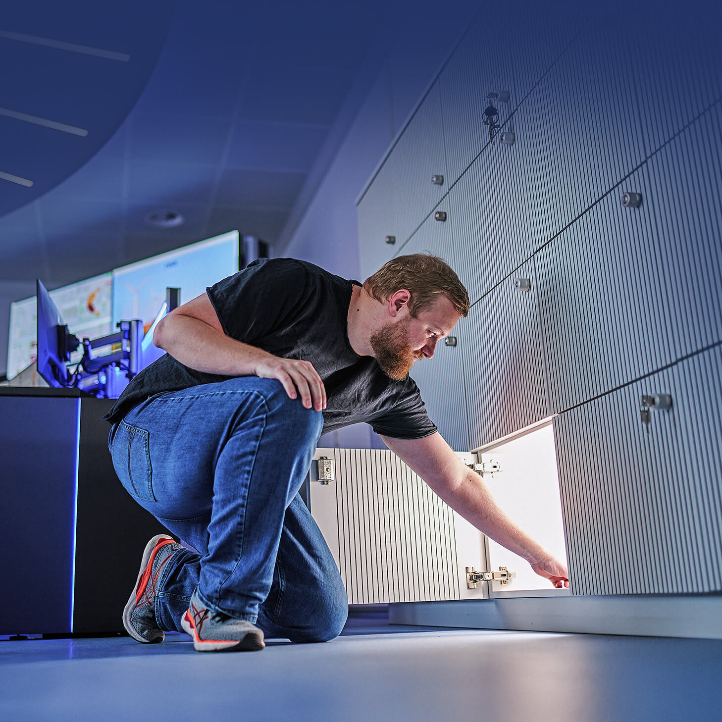 Leitstellenmöbel von JST Jungmann Systemtechnik – die technische und ergonomische Kontrollraum-Einrichtung