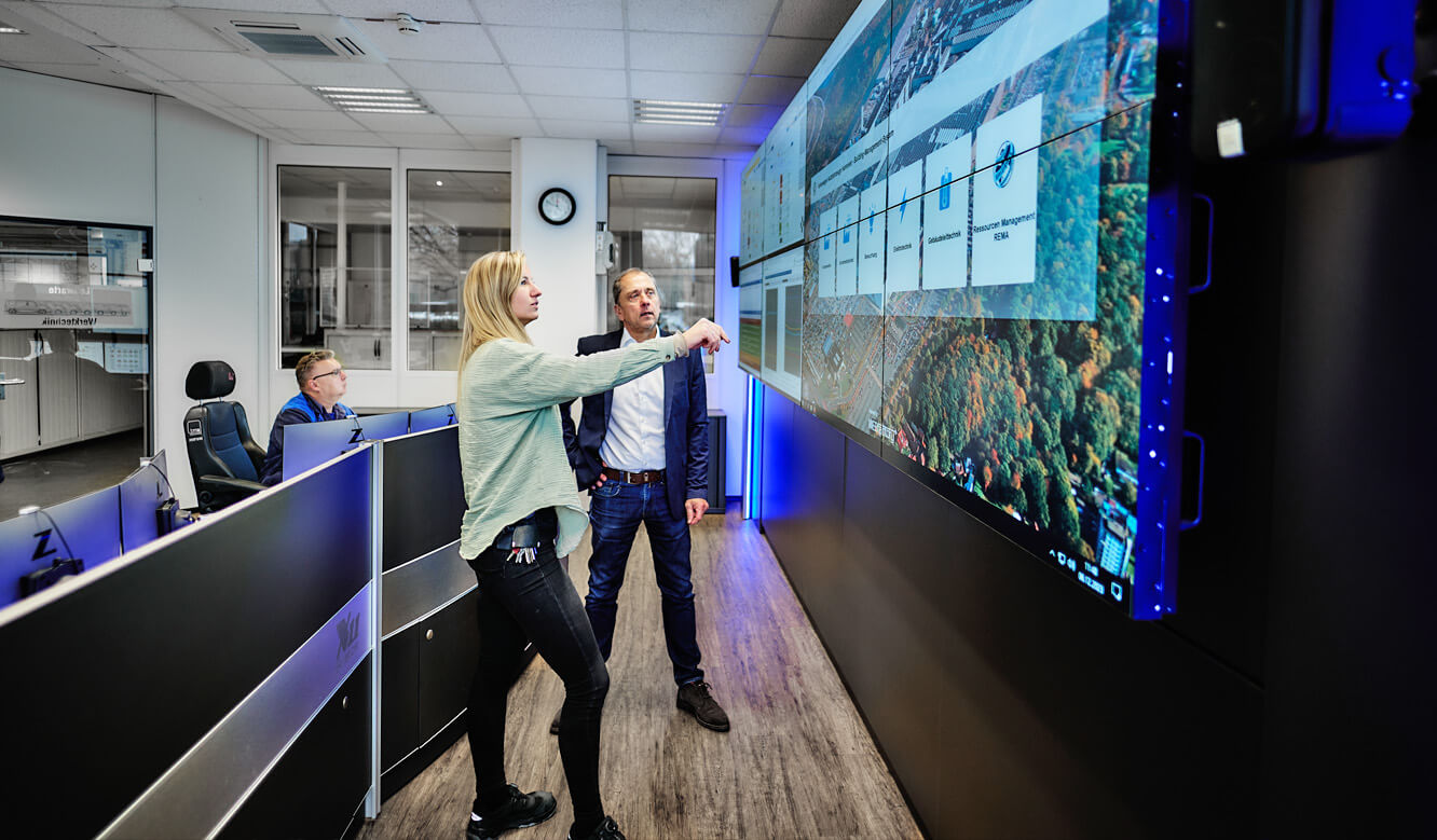 Leitstellenmöbel von JST Jungmann Systemtechnik – die technische und ergonomische Kontrollraum-Einrichtung