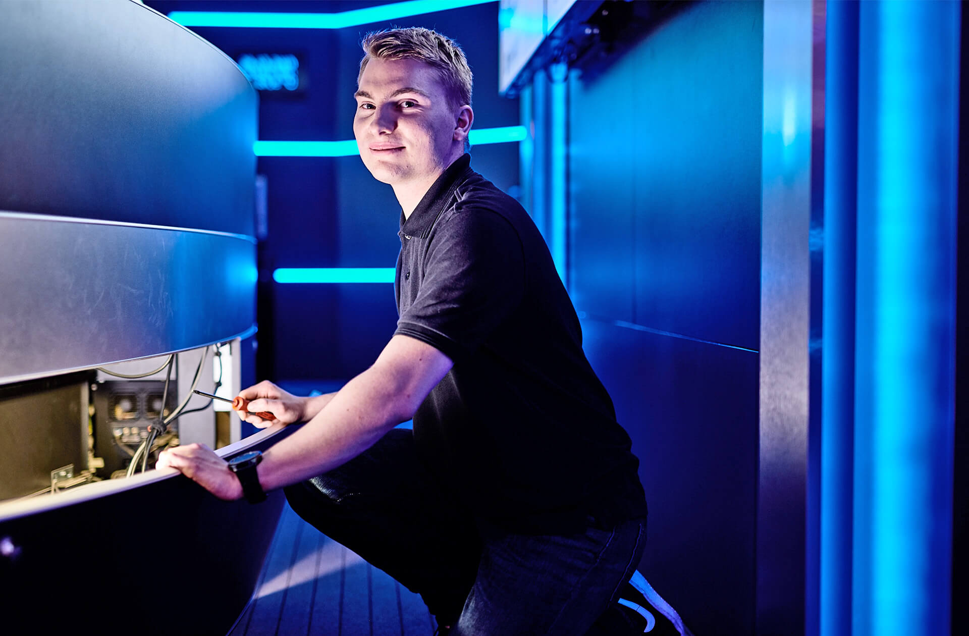 Leitstellenmöbel von JST Jungmann Systemtechnik – die technische und ergonomische Kontrollraum-Einrichtung