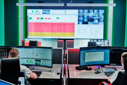 JST OEDIV IT-Leitstand moderne Operator-Arbeitsplätze vor einer Videowall