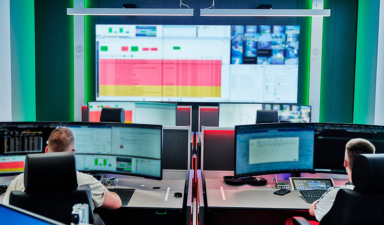JST OEDIV IT-Leitstand moderne Operator-Arbeitsplätze vor einer Videowall