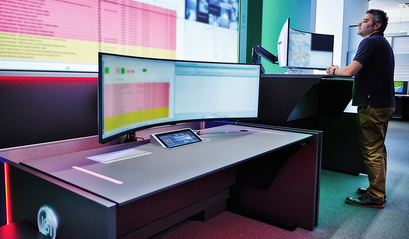 JST OEDIV IT-Leitstand - höhenverstellbare Kontrollraum-Pulte vor der Großbildwand