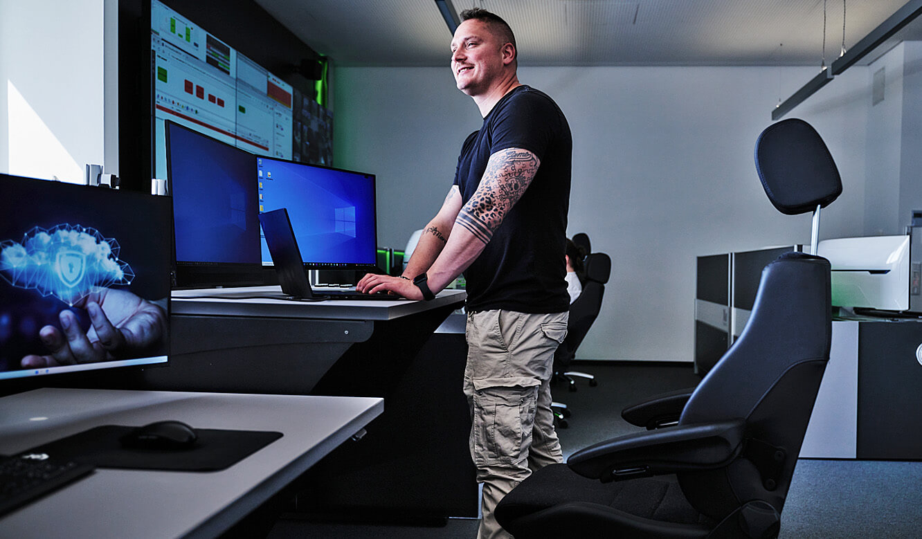 JST OEDIV IT-Leitstand - Ergonomie durch Höhenverstellung entlastet Mitarbeiter durch wechselnde Körperhaltung