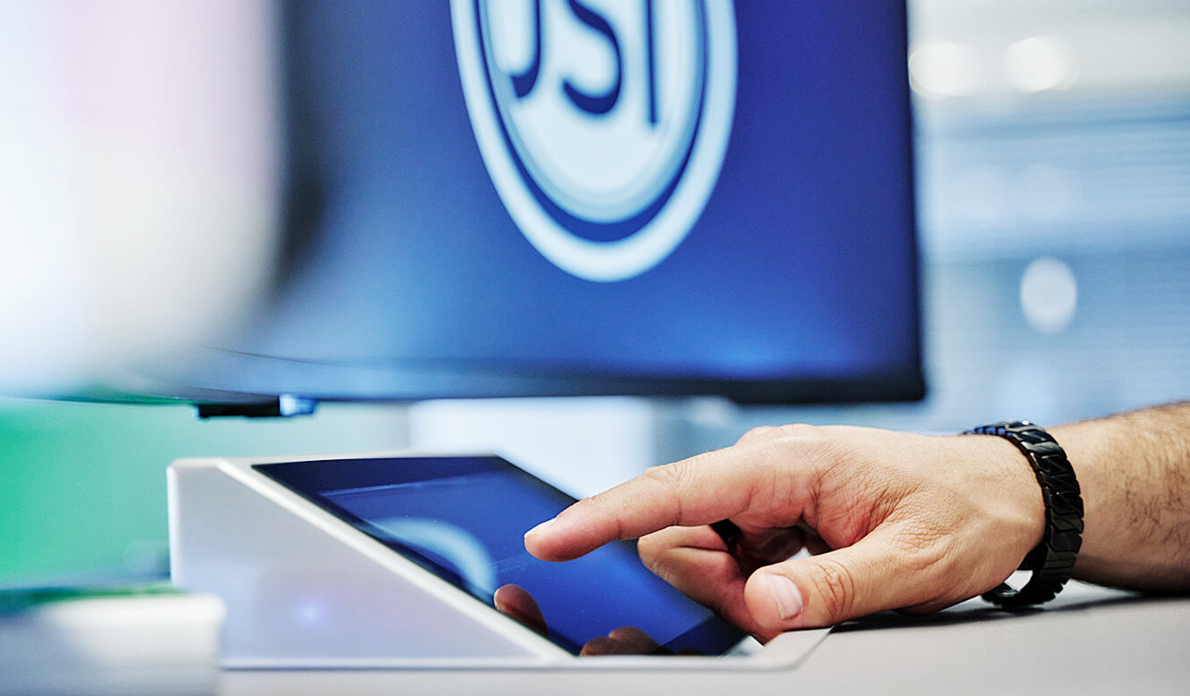 JST OEDIV IT-Leitstand - mit einem Fingertipp auf dem Touchscreen des CommandPads werden Quellen ausgewählt