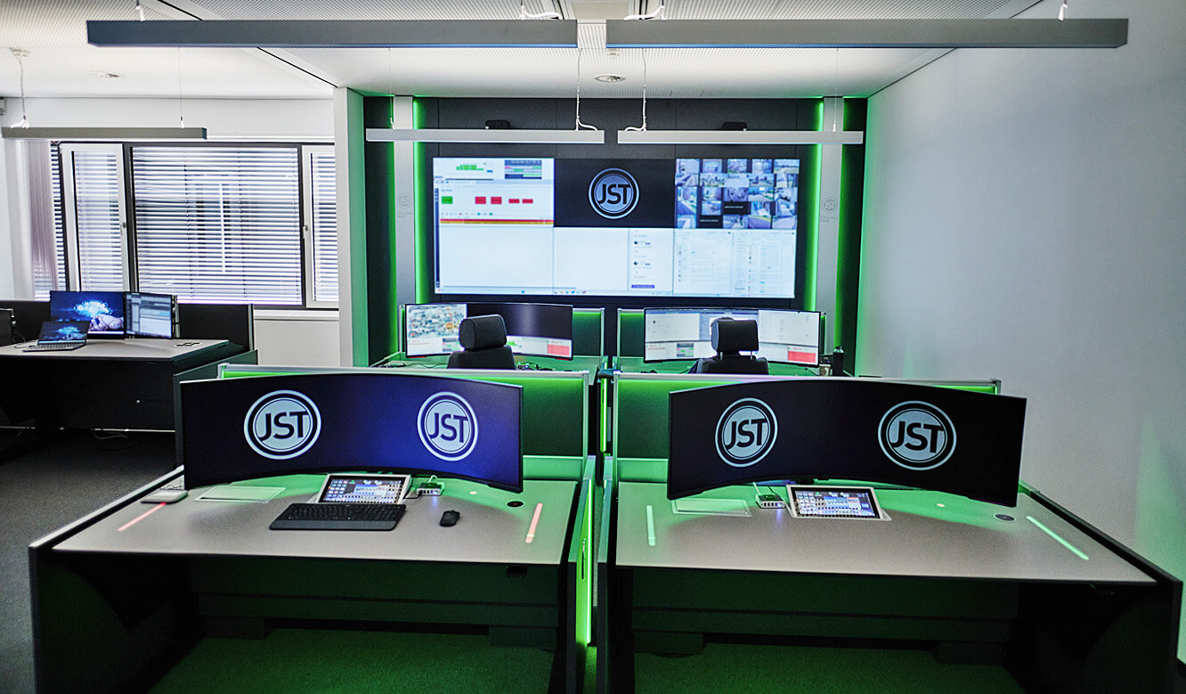 JST OEDIV IT-Leitstand - ergonomische Operator-Arbeitsplätze vor der Videowall
