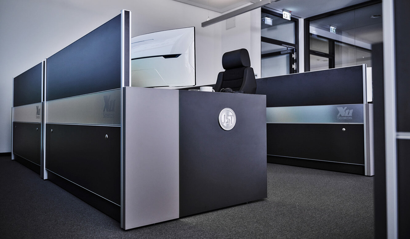 JST OEDIV IT-Leitstand - Stratos Kontrollraum-Pult in der Seitenansicht