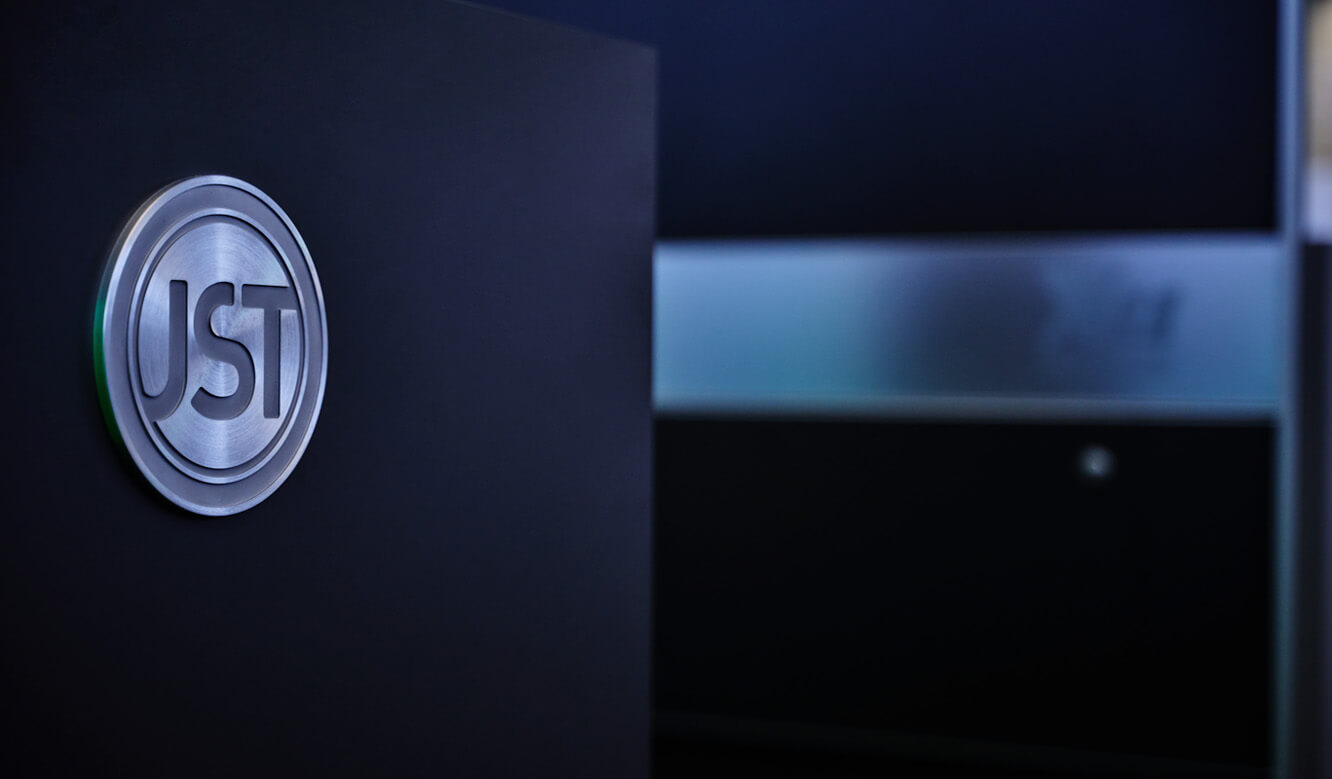 JST OEDIV IT-Leitstand - Stratos Kontrollraumtisch mit Edelstahl-Qualitätssiegel made by JST im Seitenteil