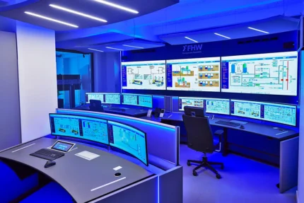 JST Systemwarte FHW Neukölln - Leitwarte in-blaues Licht getaucht