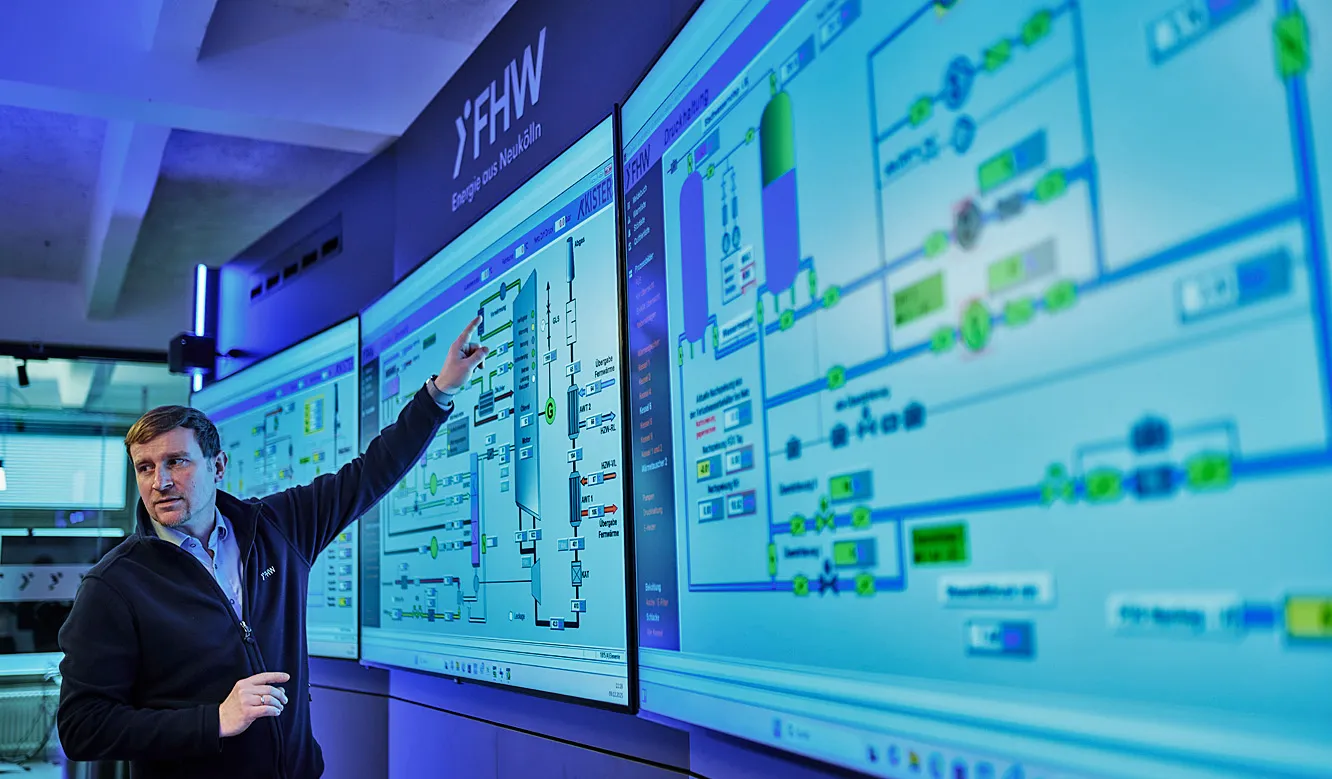 JST Systemwarte FHW Neukölln - Jörn Köhler vor der Videowall mit Großbilddisplays