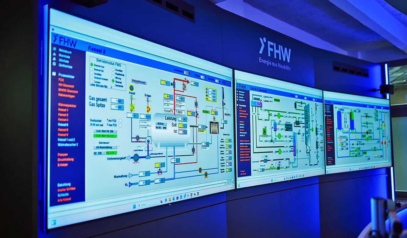 JST Systemwarte FHW Neukölln - drei große Touch-Displays zur Visualisierung