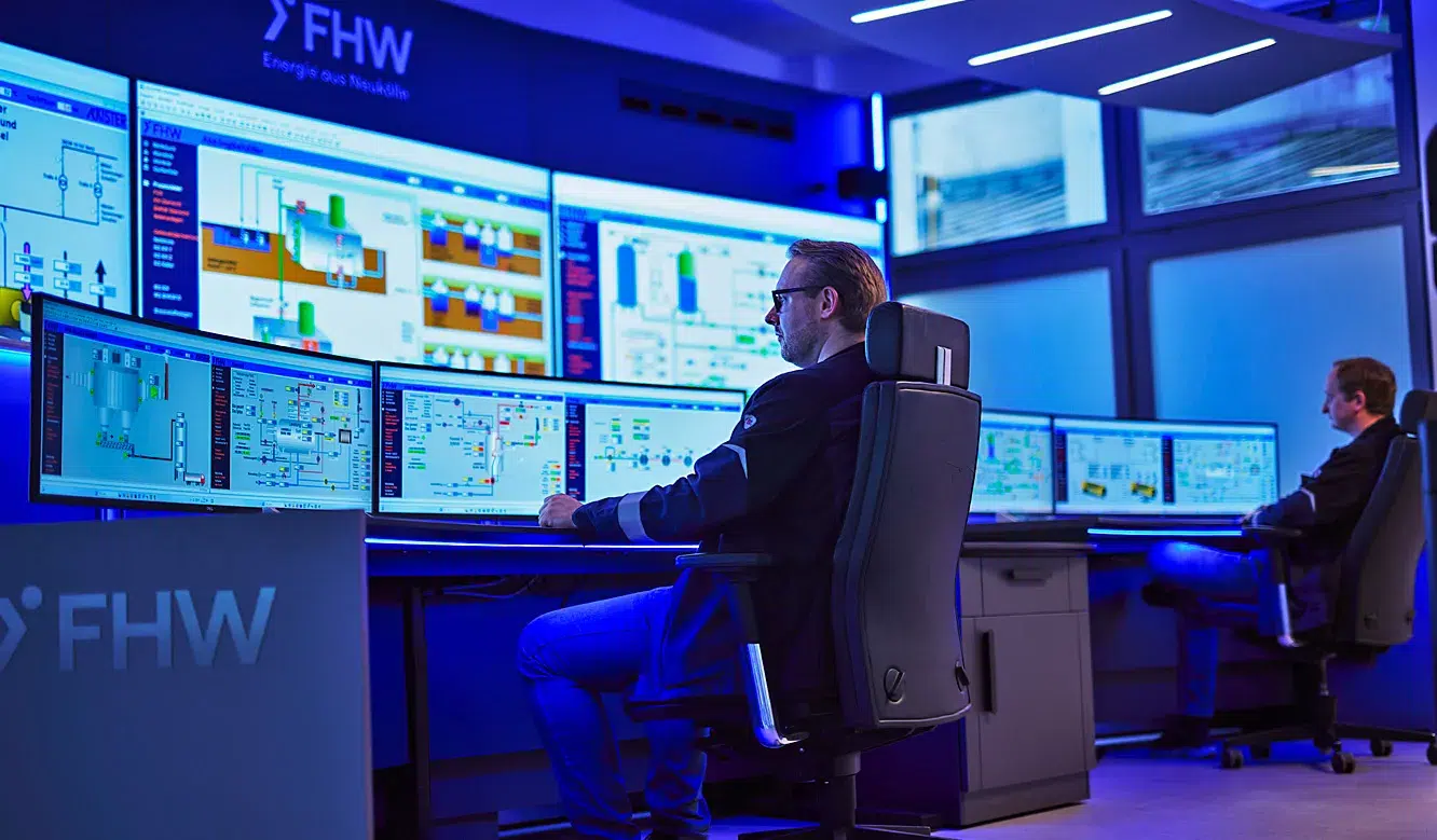 JST Systemwarte FHW Neukölln - Operator vor Großbildwand am modernen Arbeitsplatz-Pult