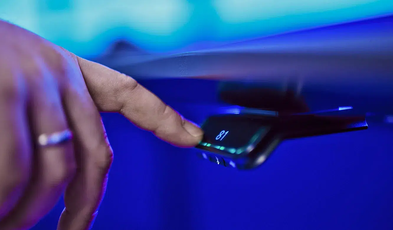 JST Systemwarte FHW Neukölln - stufenlose Höhenverstellung am Stratos Operator-Arbeitstisch