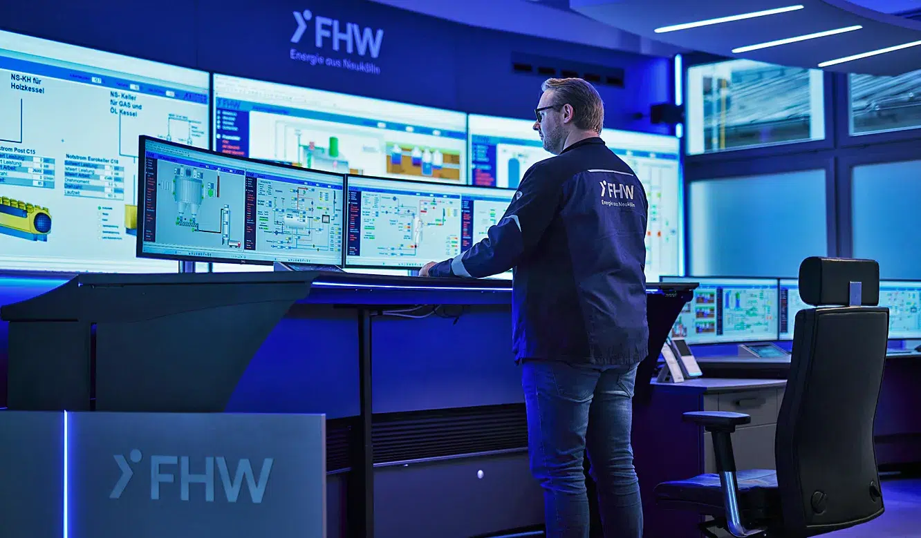 JST Systemwarte FHW Neukölln - Operator in Steh-Position am Stratos Kontrollraum-Pult