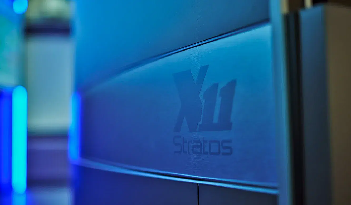 JST Systemwarte FHW Neukölln - Schriftzug Stratos X11 als Designmerkmal am Operator-Pult