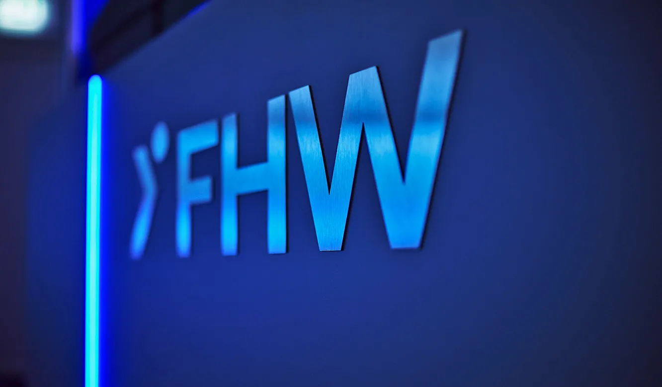 JST Systemwarte FHW Neukölln - Corporate-Design-Elemente mit Edelstahl-Logo am Stratos-Konrollraum-Pult