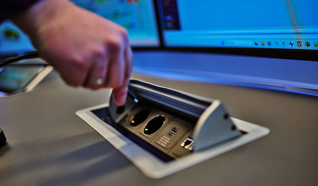JST Systemwarte FHW Neukölln - Power-Port-Data-Box mit allen notwendigen Versorgungs-Anschlüssen