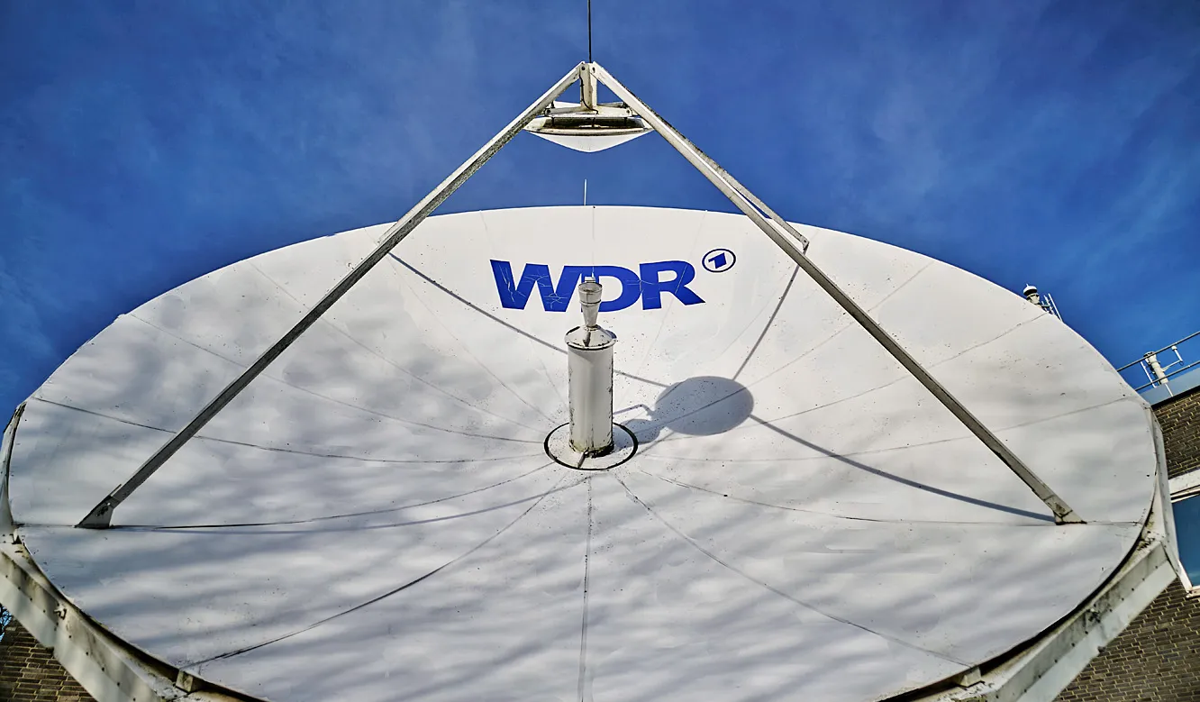 JST Referenz NOC Betriebszentrum WDR: Parabolantenne für den Satelliten-Uplink zur Einspeisung von Programmen und Signalempfang