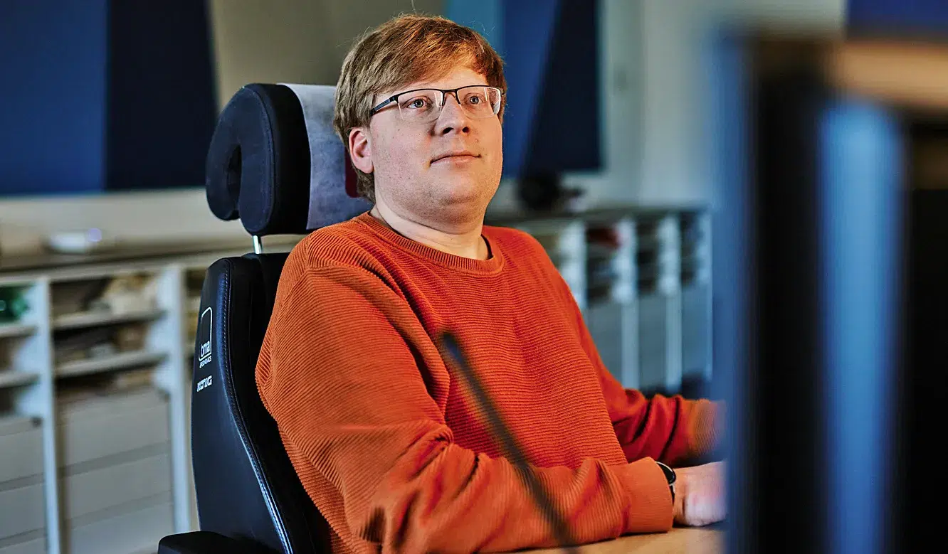 JST Referenz NOC Betriebszentrum WDR: Operator im Leitstand an seinem Arbeitsplatz