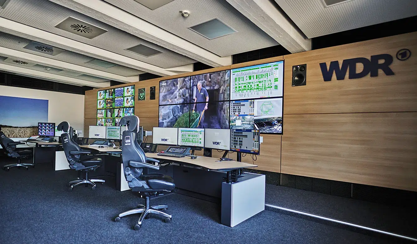 JST Referenz NOC Betriebszentrum WDR: Kontrollraum mit Monitorwand, die via netzwerkbasierter KVM-Technologie angesteuert wird