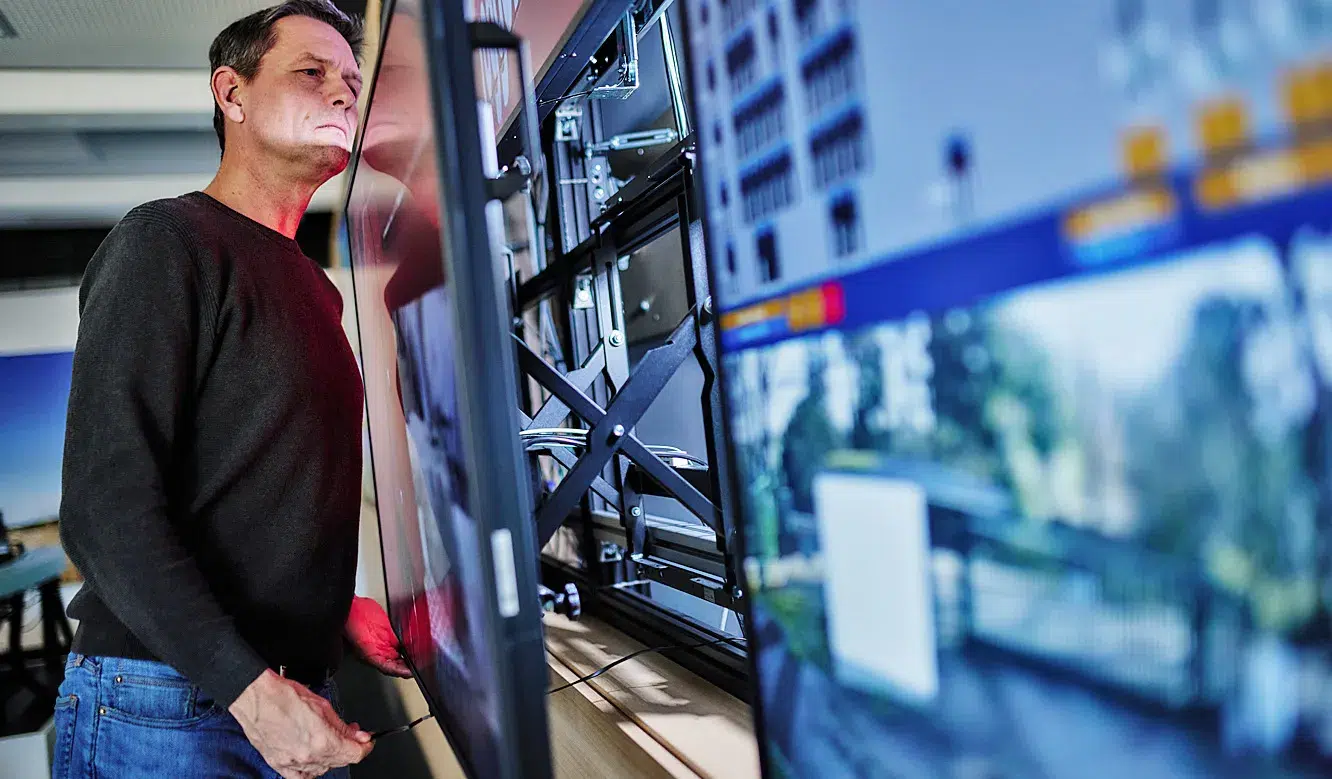 JST Referenz NOC Betriebszentrum WDR: Displays der Monitorwand werden für Revisionen mit Quick-Out-System nach vorne gezogen