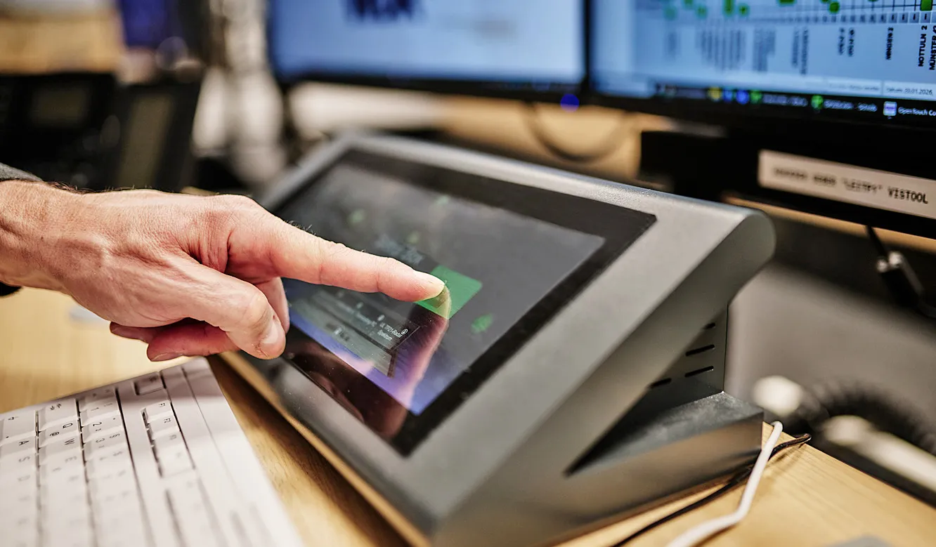 JST Referenz NOC Betriebszentrum WDR: Touchbildschirm des CommandPads zeigt 3d-Bild des Kontrollraums für bedienerfreundliche KVM-Steuerung
