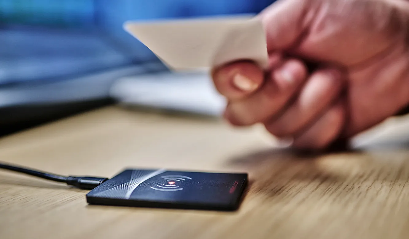 JST Referenz NOC Betriebszentrum WDR: Sensorfeld für nutzerfreundliches Login-Logout im Kontrollraum mit Usercard