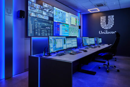 Leitwarte bei Unilever in Buxtehude mit Videowall und zwei Operator-Arbeitsplätzen zur zentralen Überwachung von Produktionsprozessen