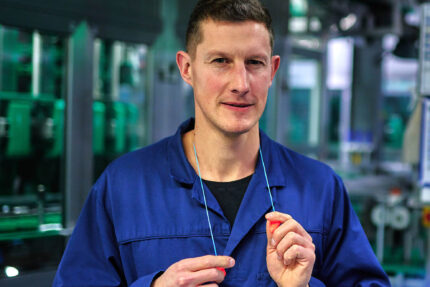 Sascha Meibohm, Projektleiter, in der modernisierten Produktionsleitwarte bei Unilever.