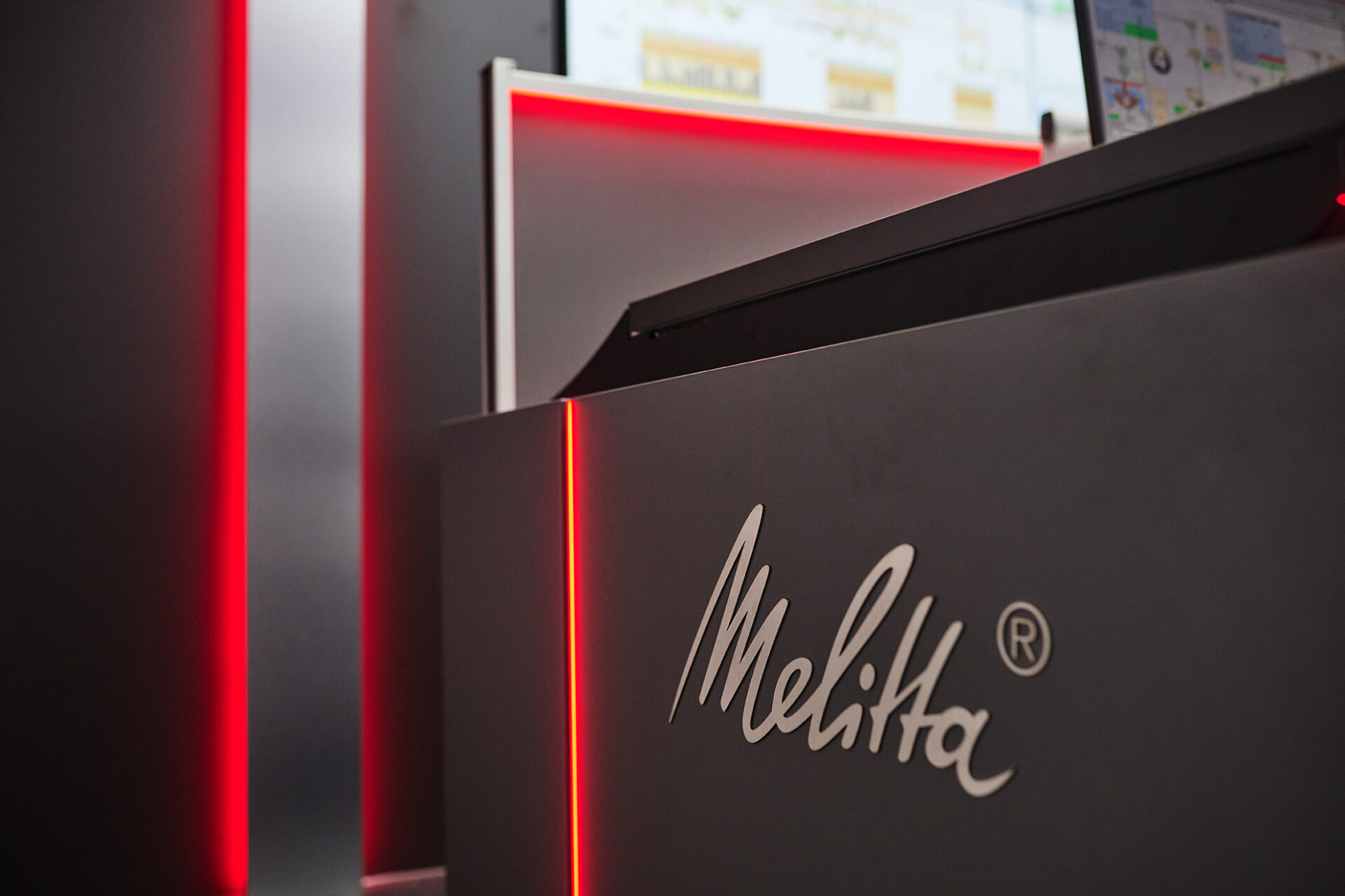 Seitenteil des STRATOS Kontrollraumpults von JST mit Melitta Corporate Design und individuellem Schriftzug.