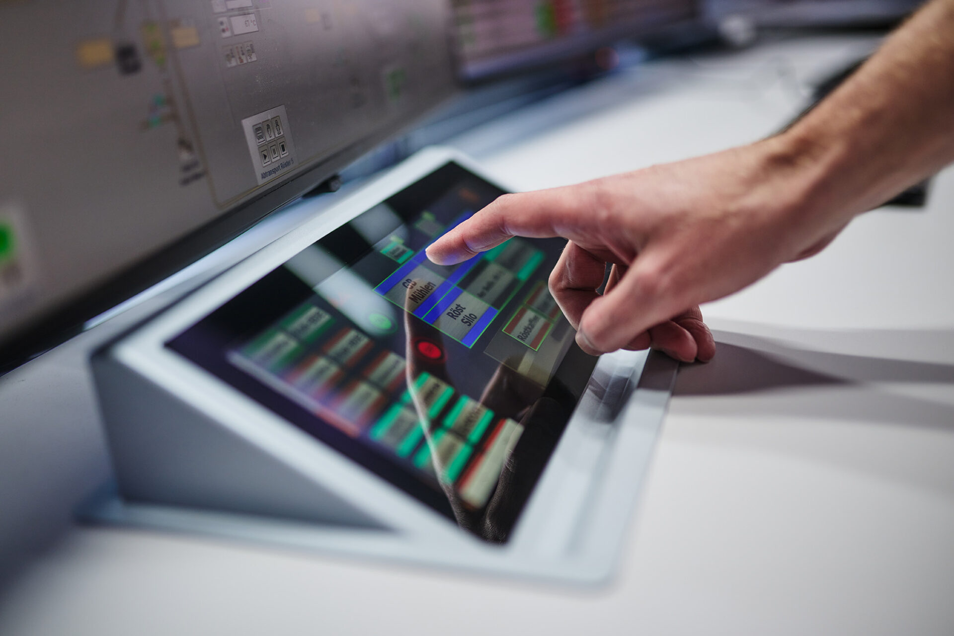 In die Arbeitsfläche integriertes Command Pad mit User Interface am Kontrollraum-Arbeitsplatz von JST.