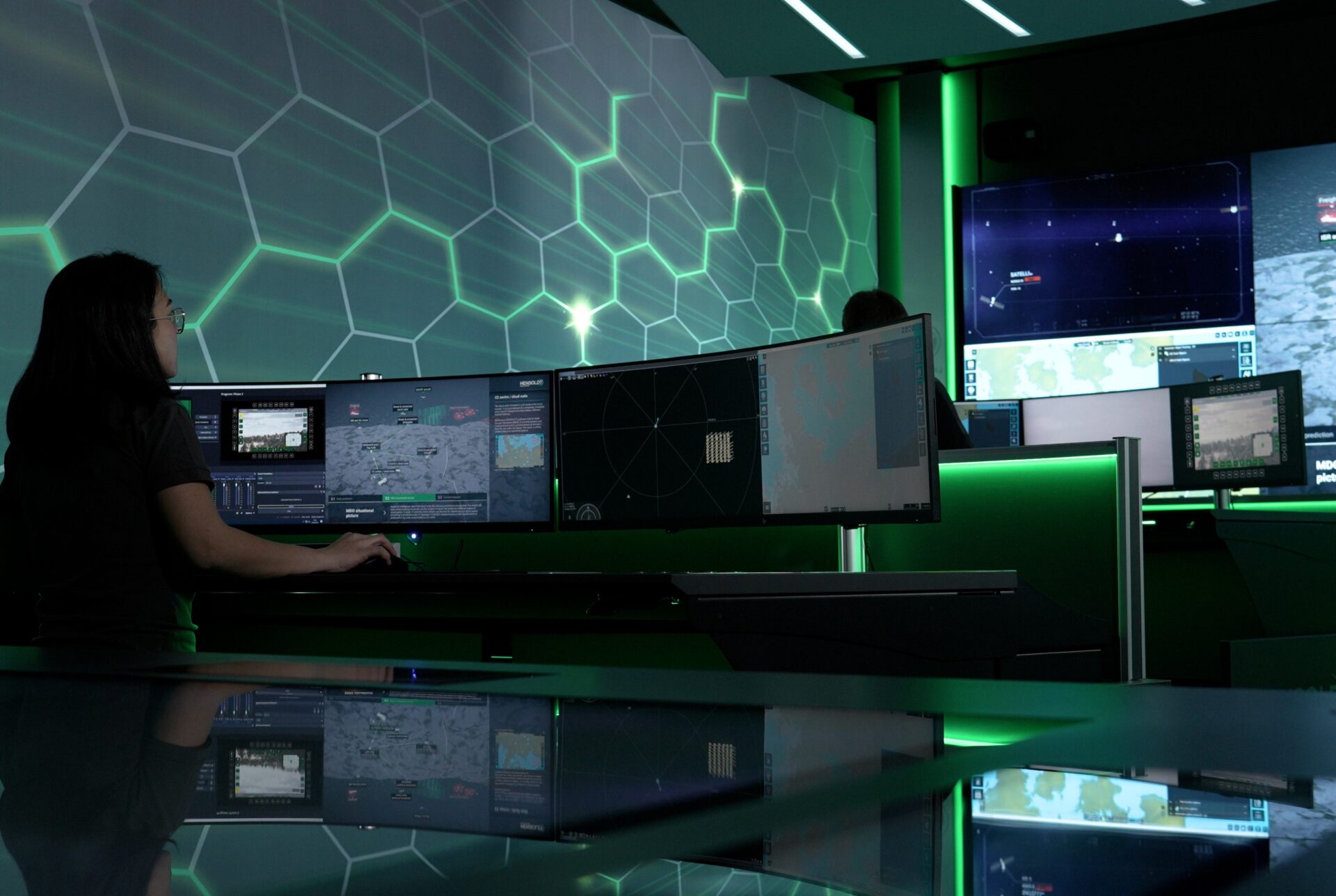 Operatorarbeitsplatz mit großformatiger Display Wall im HENSOLDT Battle Lab von JST.