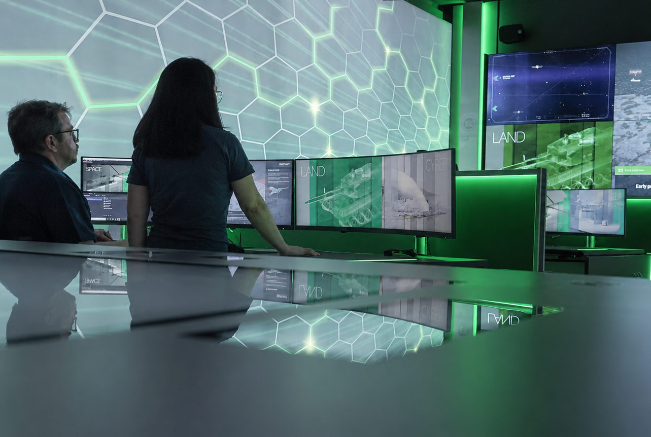 Operator vor einer Großbildwand im HENSOLDT Battle Lab mit zentraler Darstellung einsatzrelevanter Informationen.