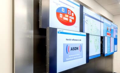 JST DisplayWall mit QuickOut-Montagesystem